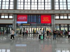 贵南高铁今日通车，乘着高铁驶入绿水青山