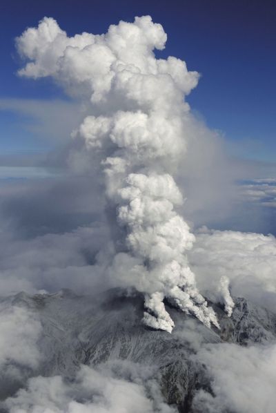 9月27日，位于日本长野和岐阜县之间的御岳山喷出火山灰。　　　　